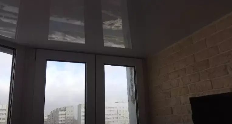 Зеркальный натяжной потолок на лоджию — Саратов, Барнаульская, 1/1, фото 1