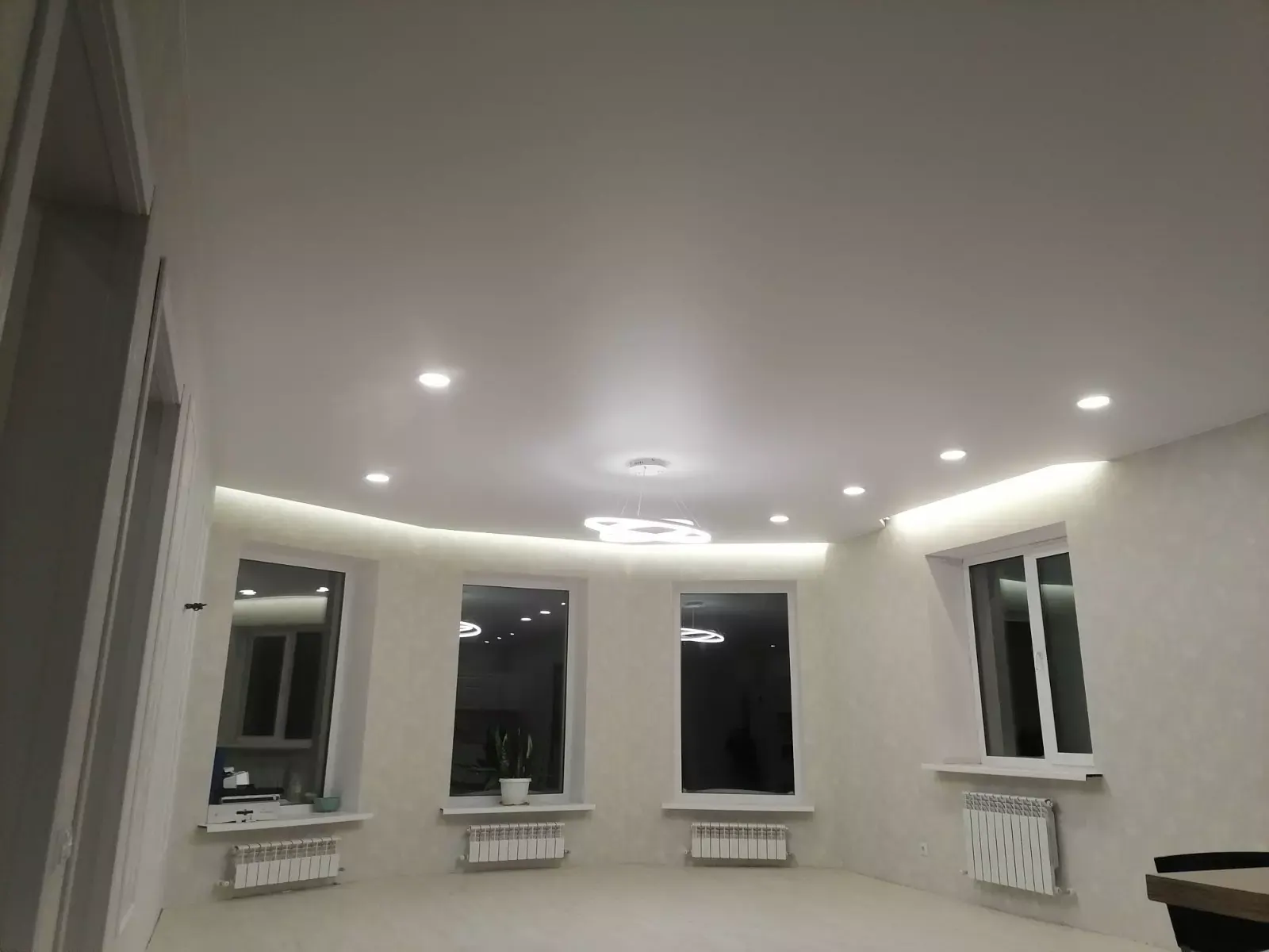 Белый натяжной потолок с подсветкой и светильниками — Саратов, Горького, 25, фото 3