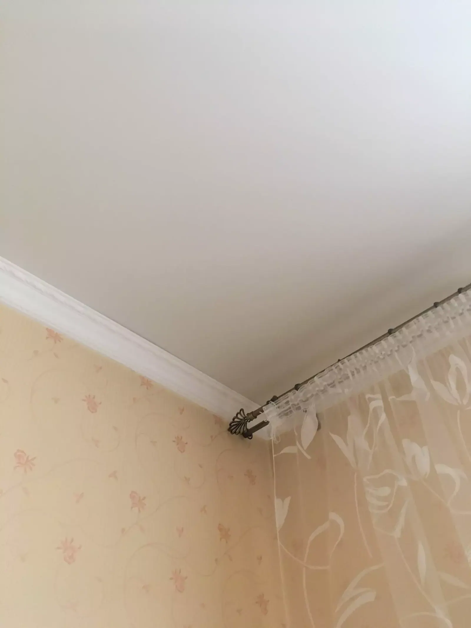 Установка натяжного потолка ПВХ в комнату — Саратов, проспект Строителей, 30Б, фото 1